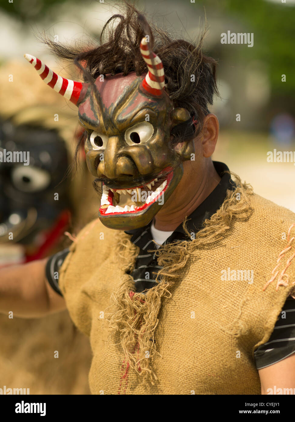 Uomo vestito come 'oni' Diavolo / ogre a Mushaama Harvest Festival Hateruma Isola Yaeyamas, Okinawa, in Giappone Foto Stock