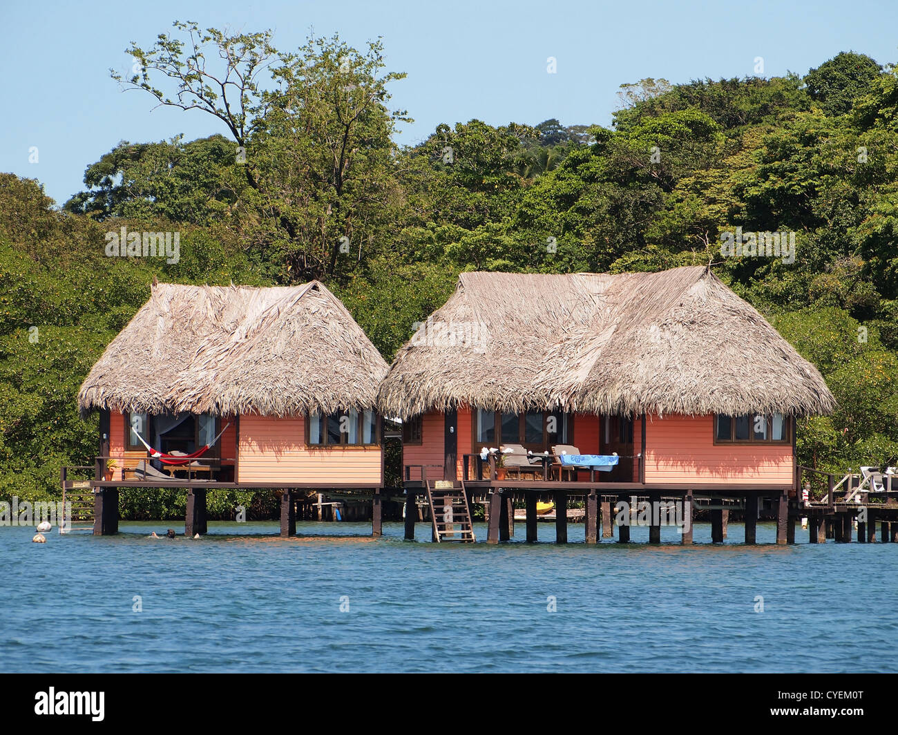 Cabine sopra l'acqua con tetto di paglia, il mare dei Caraibi, Bocas del Toro, Panama Foto Stock