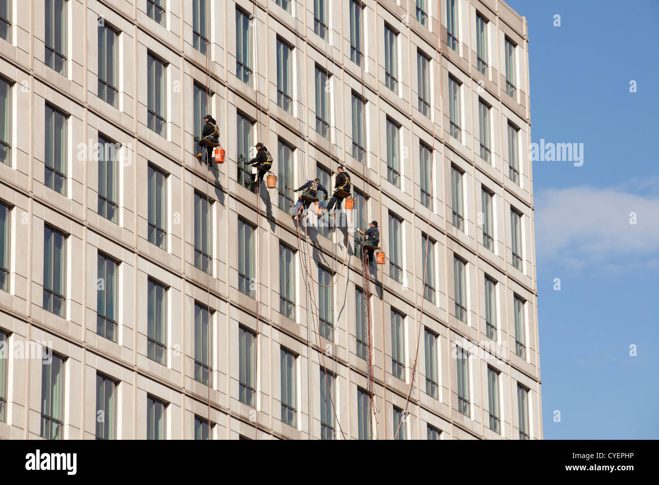 Detergenti per finestre su un edificio highrise Foto Stock