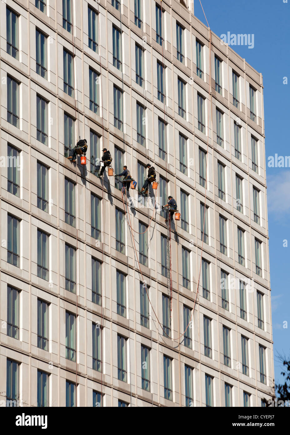 Detergenti per finestre su un edificio highrise Foto Stock