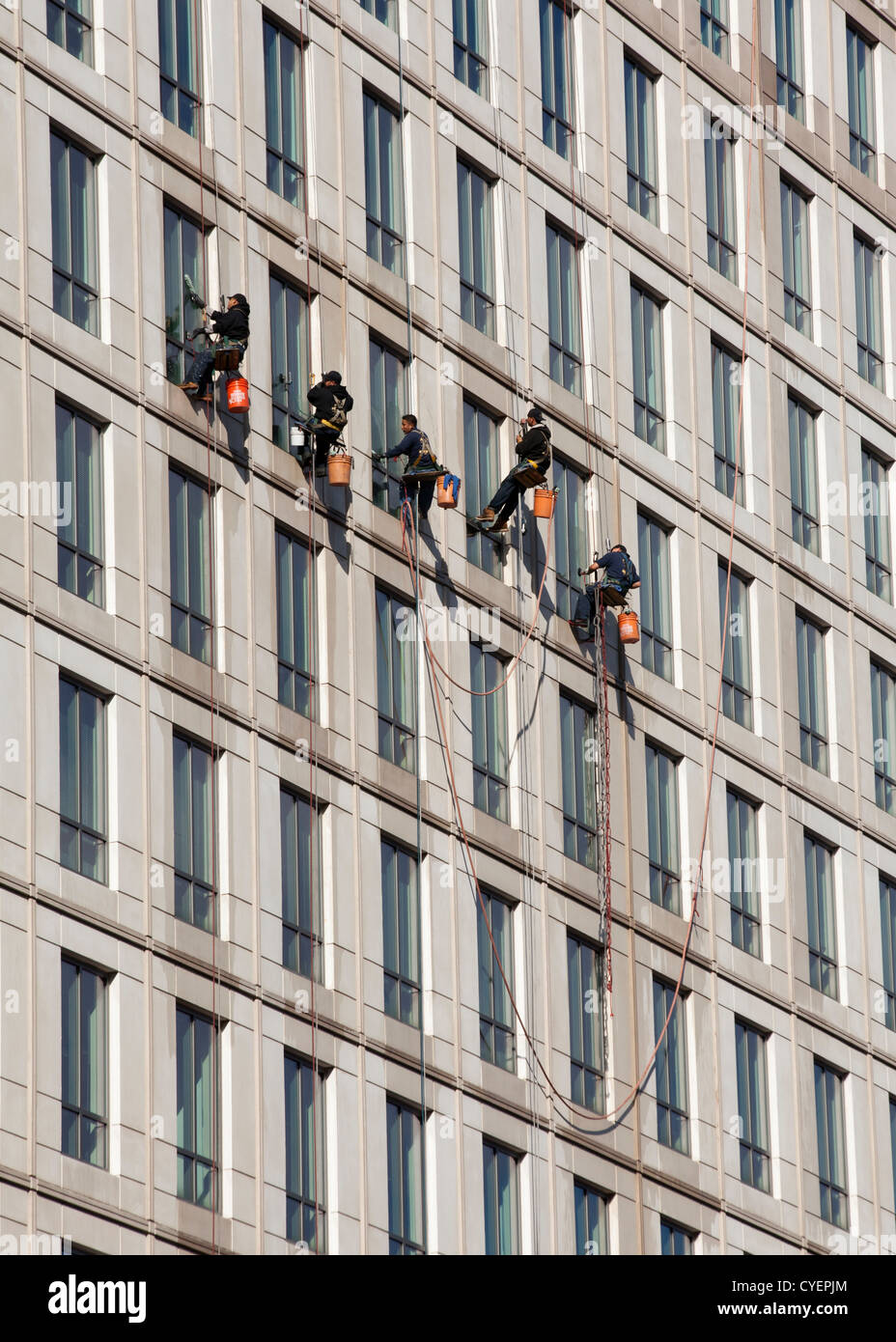 Detergenti per finestre su un edificio highrise Foto Stock