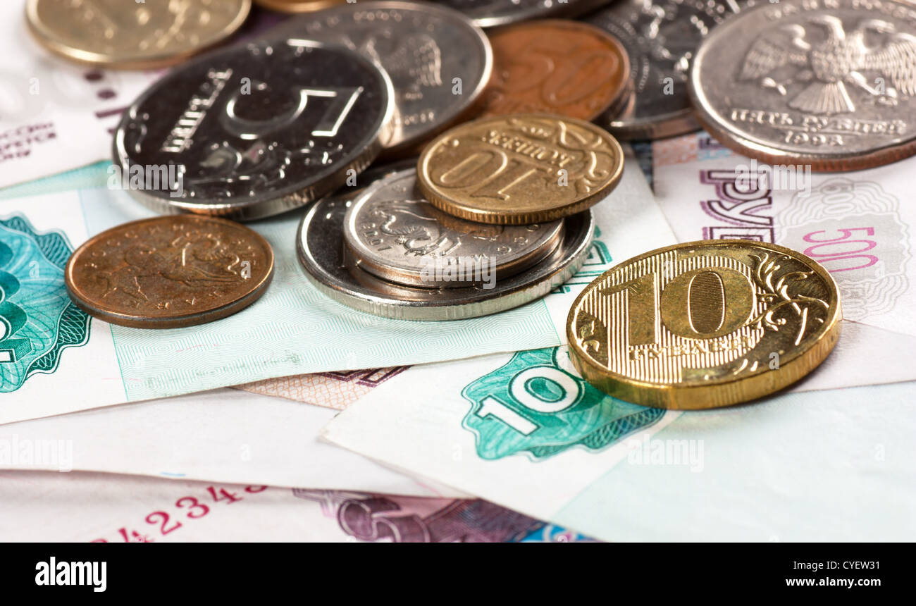 Un mucchio di monete e banconote in euro Foto Stock
