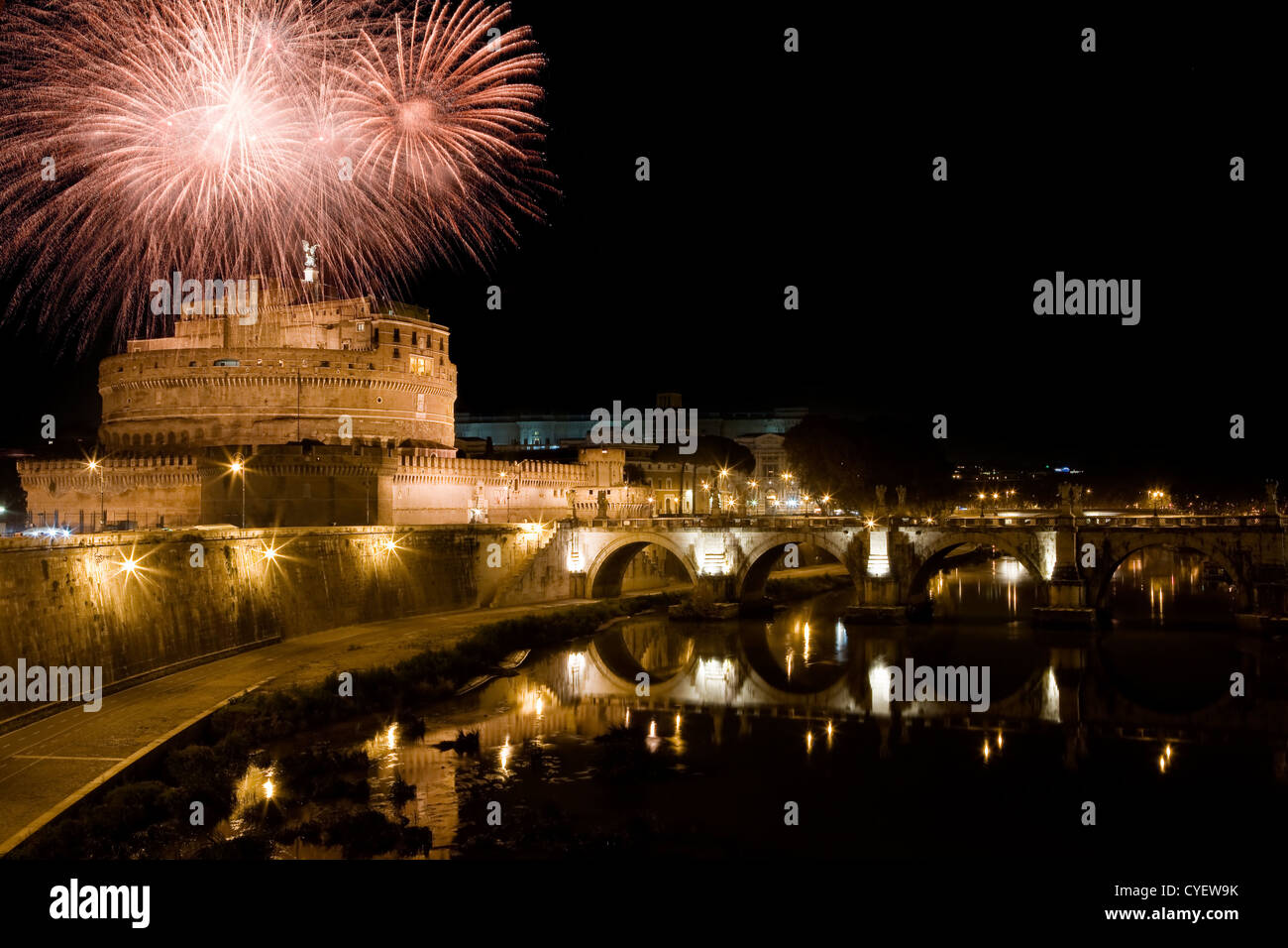 Foto di San Angeli Castello con uno spettacolo pirotecnico sopra di esso prese di notte Foto Stock