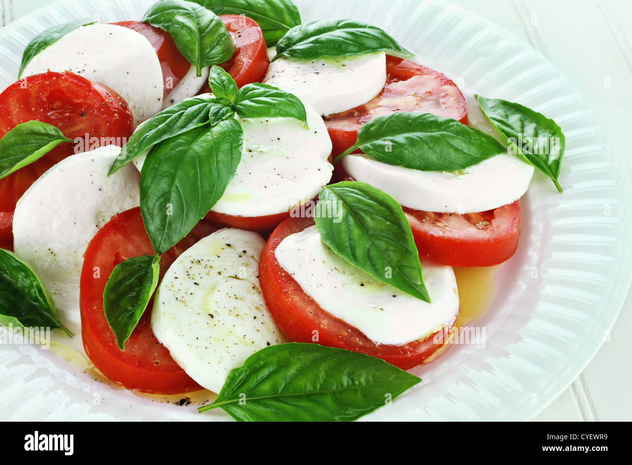 Freschi e deliziosi insalata caprese su un piatto bianco. Foto Stock