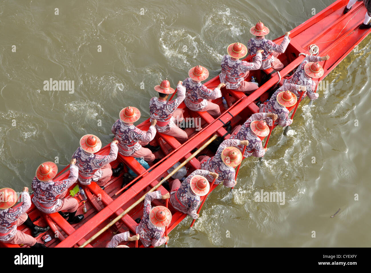 Bangkok, Tailandia. Il 2 novembre 2012. Nov. 02, 2012 . In barca il Thai Royal Barge processione flottiglia sono remato lungo il Fiume Chao Phraya in Bangkok. Il Thai Royal Barge processione è una cerimonia di entrambi i religiosi e significato reale che risale a quasi 700 anni. Data di prove generali è Novembre 2 e 6, 2012. Il Royal Barge processione avviene raramente, tipicamente coincidente con solo i più significativi eventi culturali e religiosi. Questo anno ci sarà una piena processione il 9 novembre Foto Stock