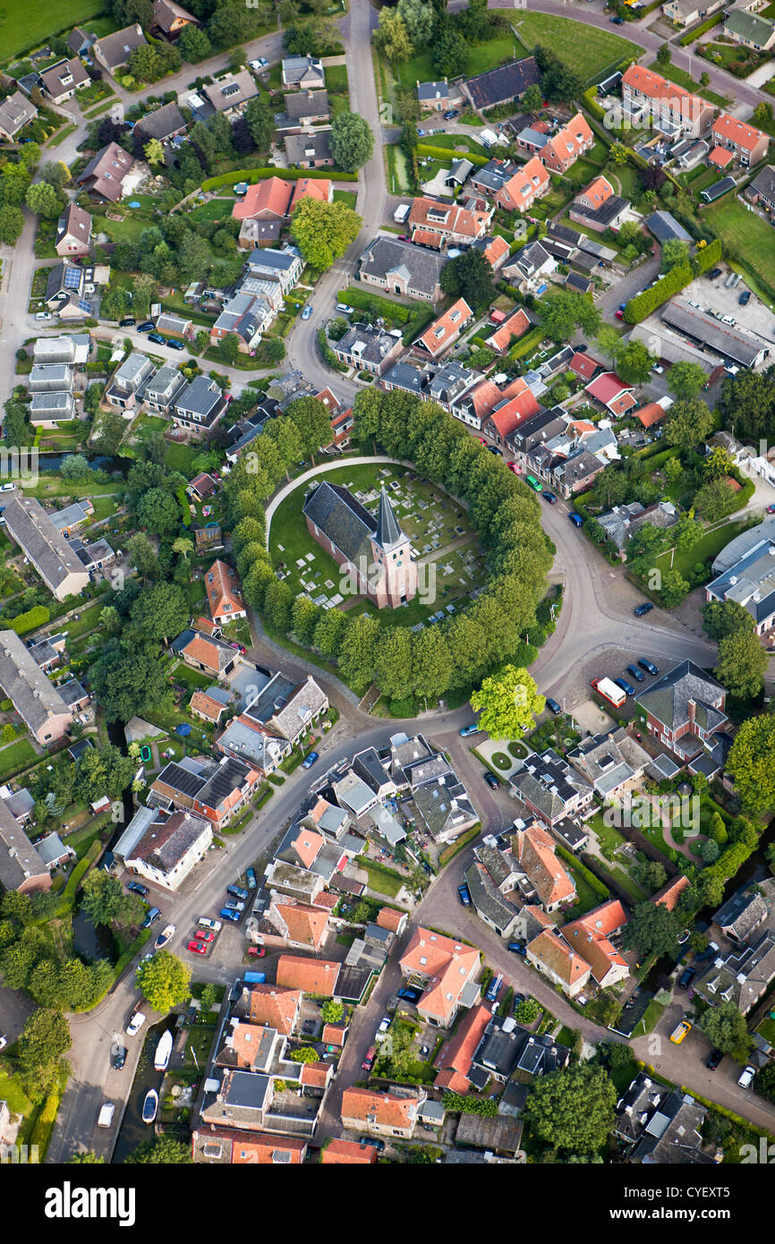 I Paesi Bassi, Raerd, antenna. Centro del villaggio con una chiesa sul monte. Foto Stock