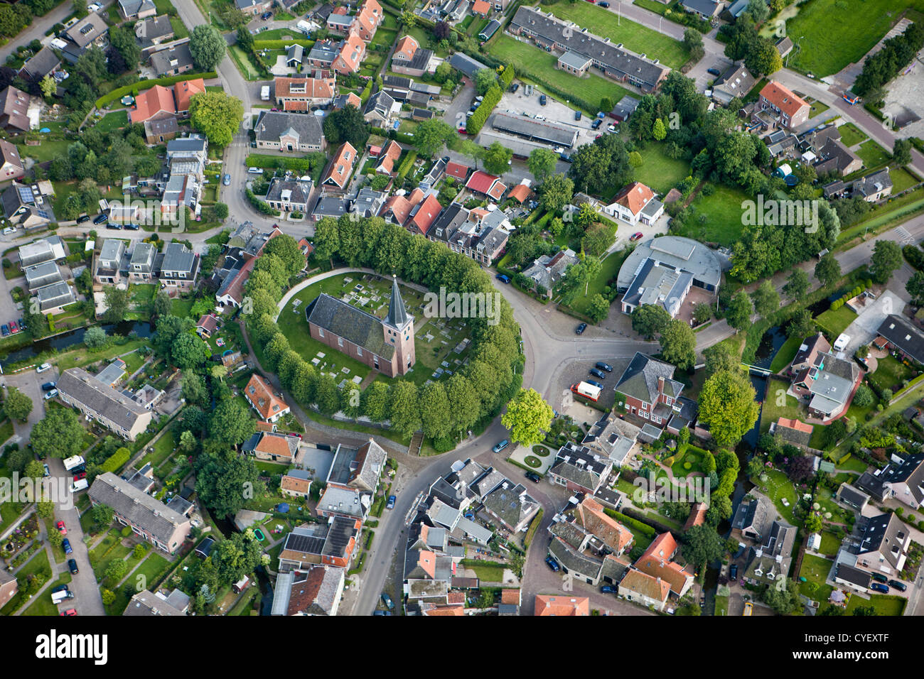 I Paesi Bassi, Raerd, antenna. Centro del villaggio con una chiesa sul monte. Foto Stock
