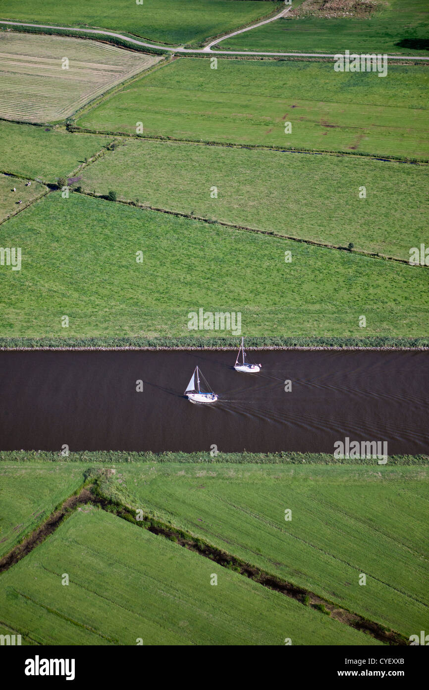 I Paesi Bassi, Uitwellingerga, antenna. Barche a vela nel canale. Foto Stock