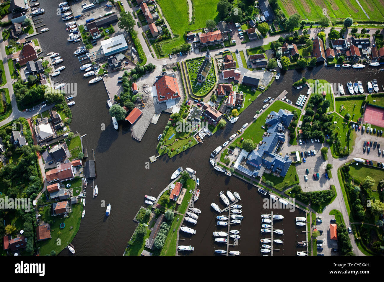 I Paesi Bassi, Uitwellingerga, antenna. Centro del villaggio e marina. Foto Stock