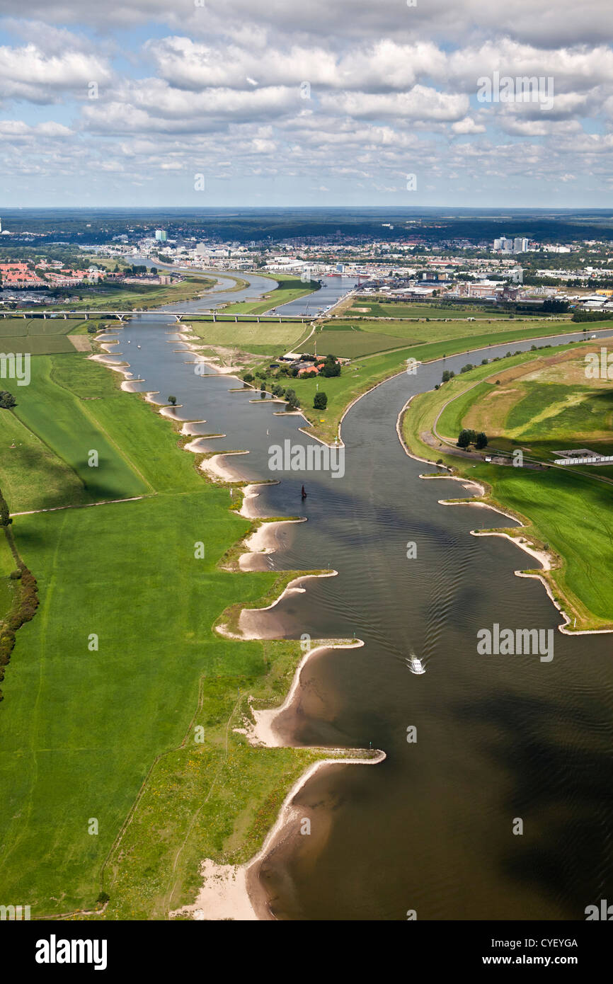 I Paesi Bassi, Pannerden, la biforcazione del fiume Reno nel fiume Waal (sinistra) e il fiume Reno (a destra). Antenna. Foto Stock