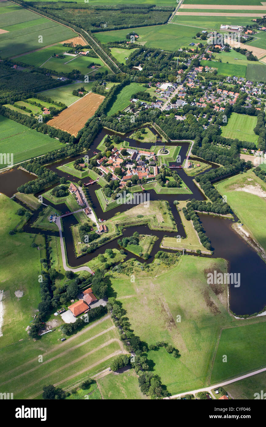 I Paesi Bassi, Vlagtwedde. La fortificata, a forma di stella villaggio di Fort Bourtange. Antenna. Foto Stock