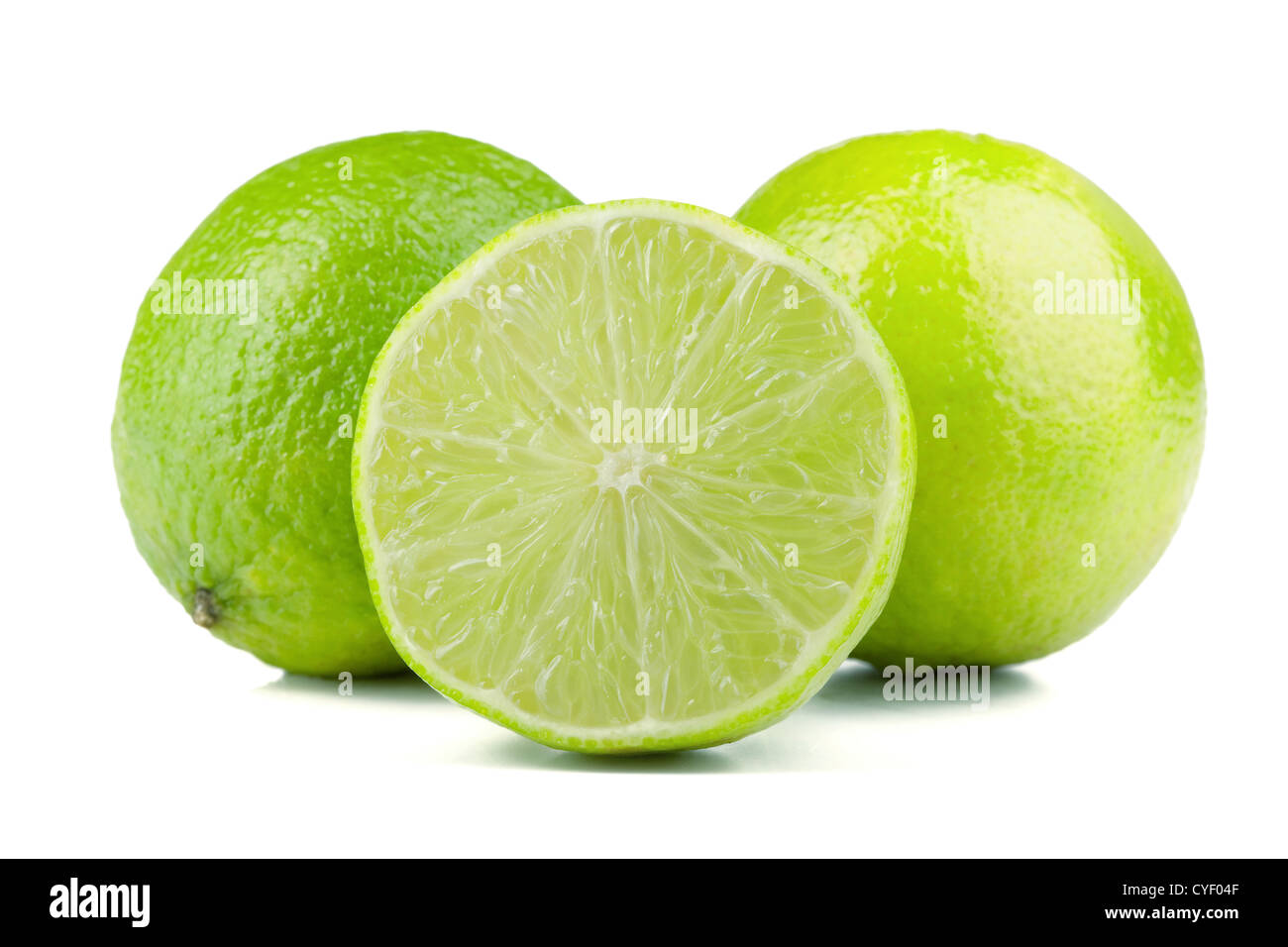 Fresh succosa limes. Isolato su sfondo bianco Foto Stock