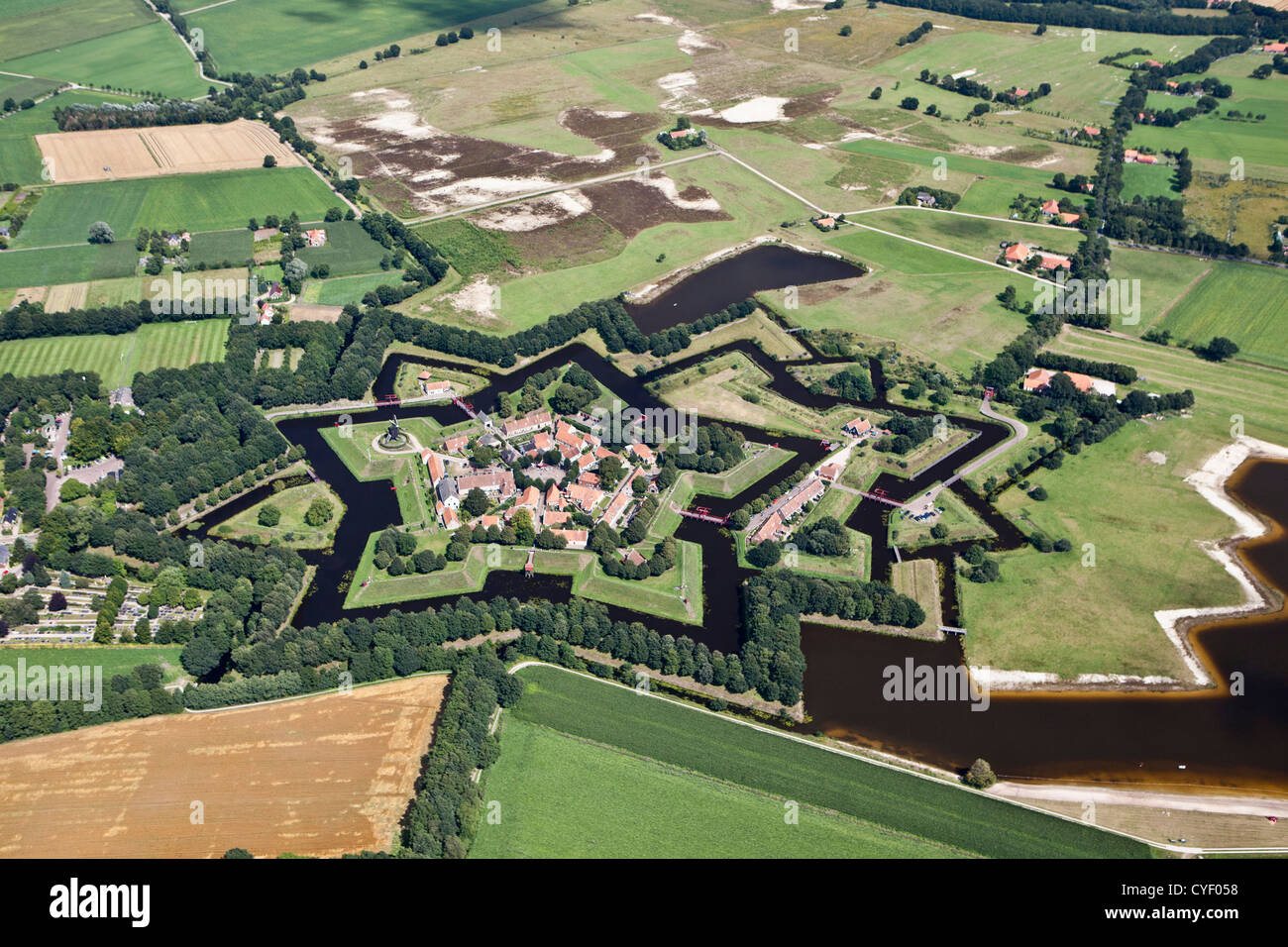 I Paesi Bassi, Vlagtwedde. La fortificata, a forma di stella villaggio di Fort Bourtange. Antenna. Foto Stock