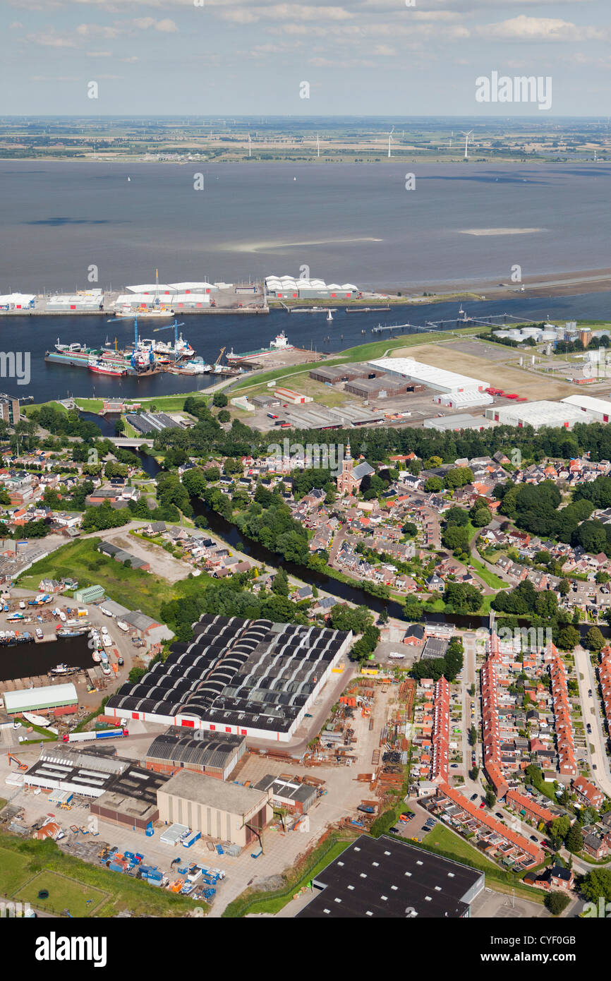 I Paesi Bassi, Delfzijl, della città e del porto. Antenna. Foto Stock