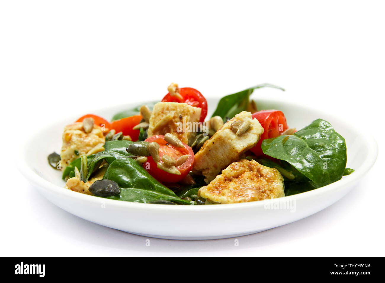 Gli spinaci e insalata di pollo su sfondo bianco Foto Stock