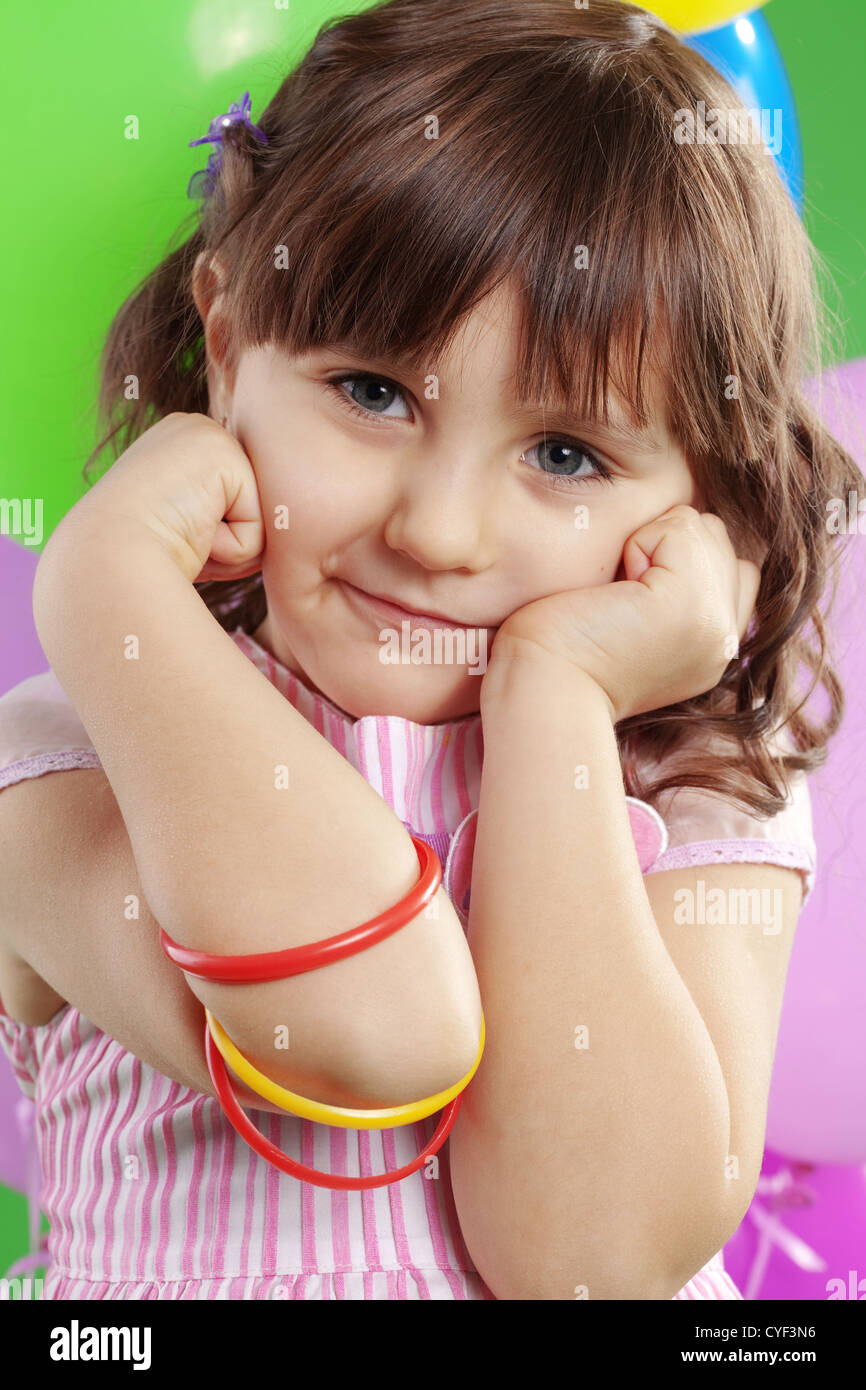 Bambino festeggia il compleanno sul verde di sfondo per studio Foto Stock