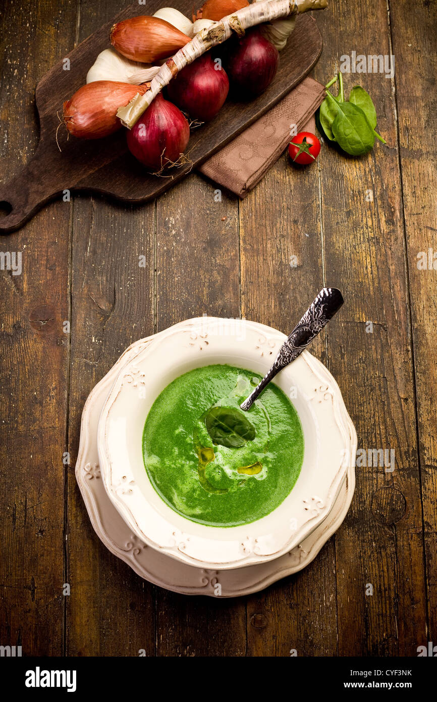 Morbida e deliziosa crema di spinaci minestra sulla tavola di legno Foto Stock