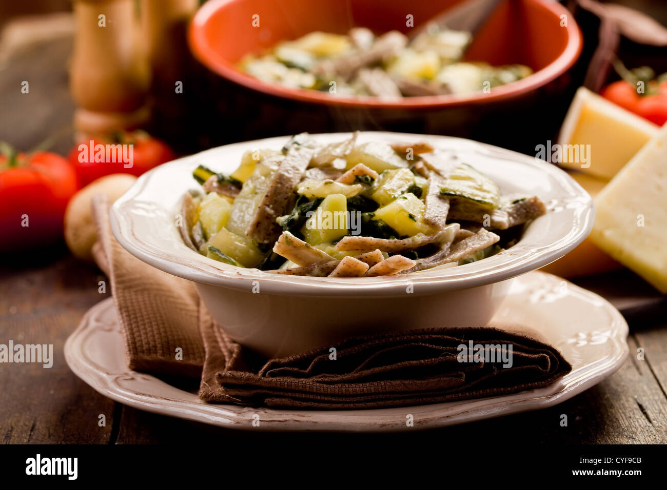 Nord regionale italiano piatto di pasta chiamato pizzoccheri sul tavolo di legno Foto Stock