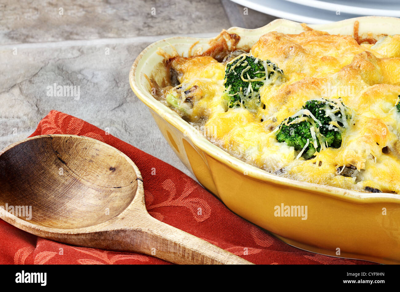 Cheesy broccoli casseruola fatta con il formaggio cheddar, broccoli, portabella funghi e riso. Foto Stock