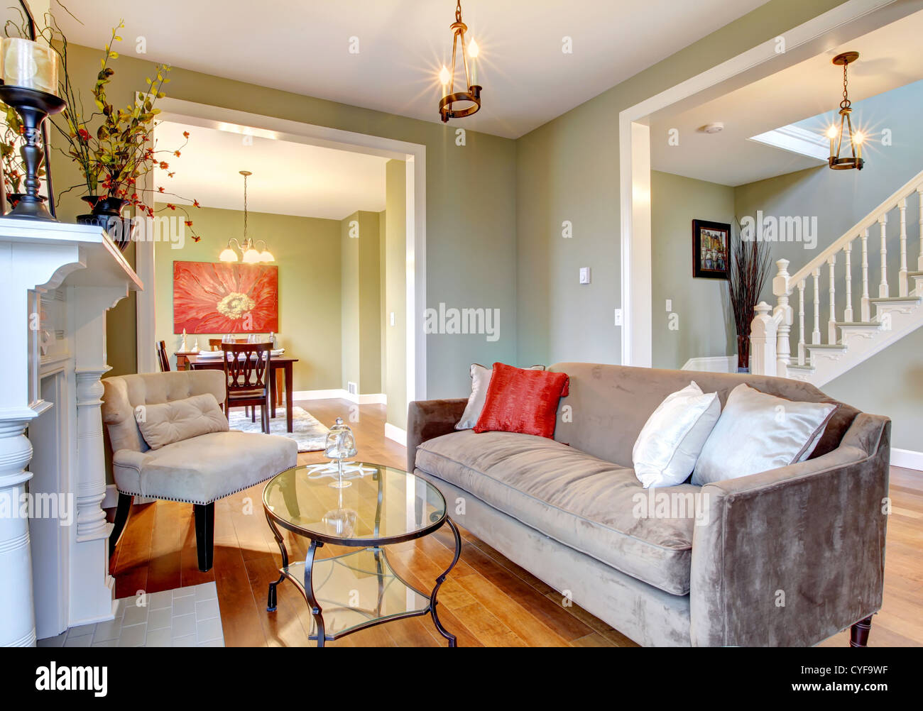 Verde con interni in legno di ciliegio piano e bei mobili Foto stock - Alamy