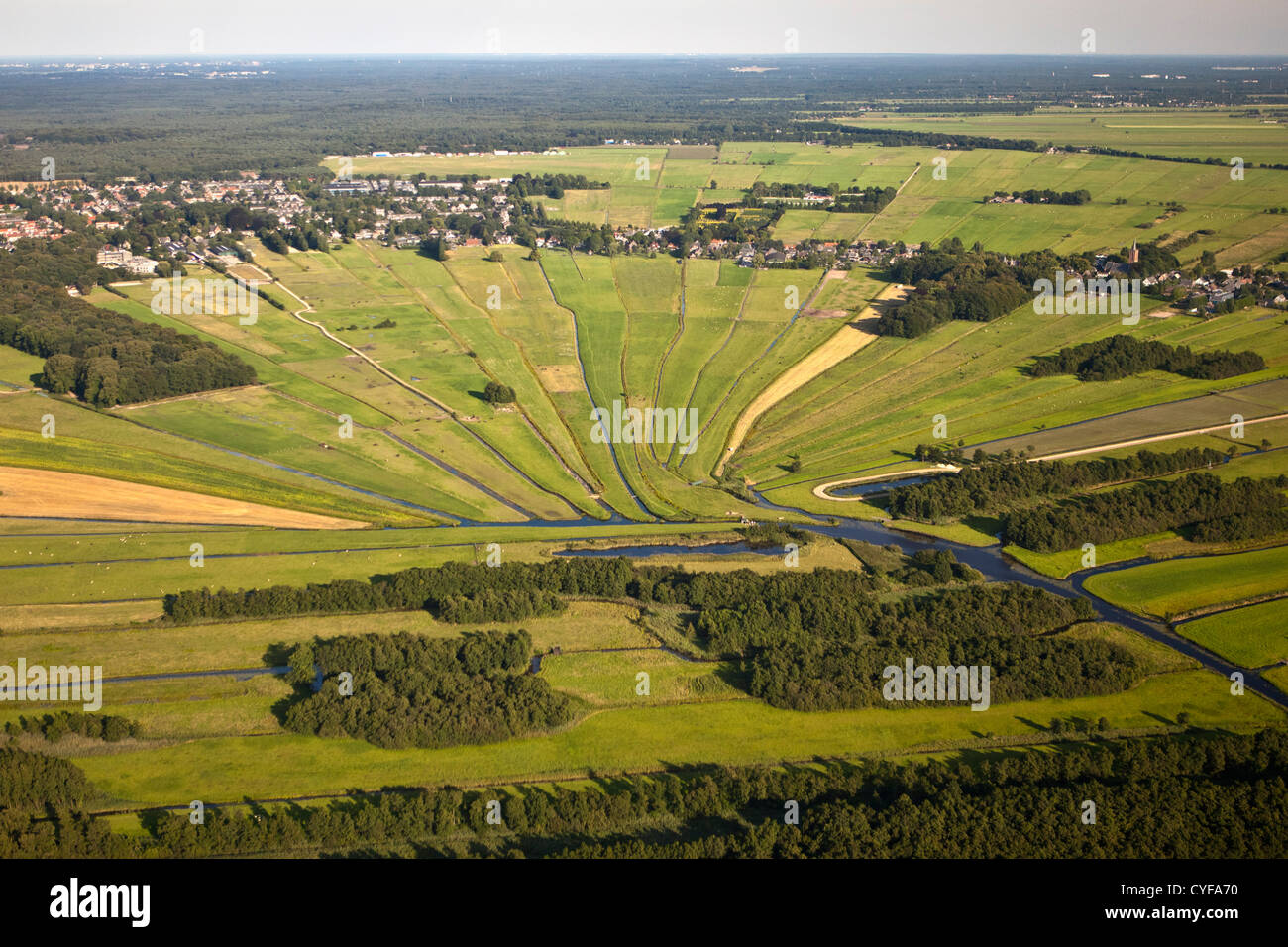 I Paesi Bassi, Loosdrecht, Ruscelli fluttuante per piccolo fiume chiamato Drecht. Antenna. Foto Stock
