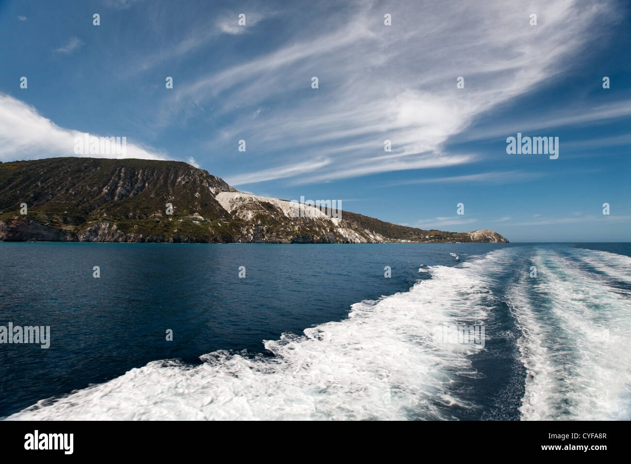 Imbarcazione a motore wake, Isole Eolie, Mar Tirreno, Sicilia, Italia Foto Stock