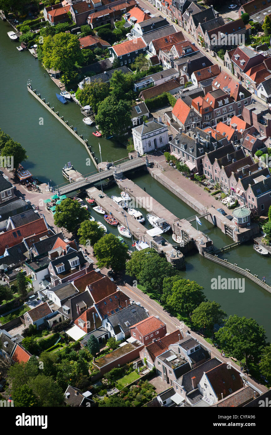 I Paesi Bassi, Muiden. Chiuse del fiume Vecht nel centro della citta'. Antenna. Foto Stock