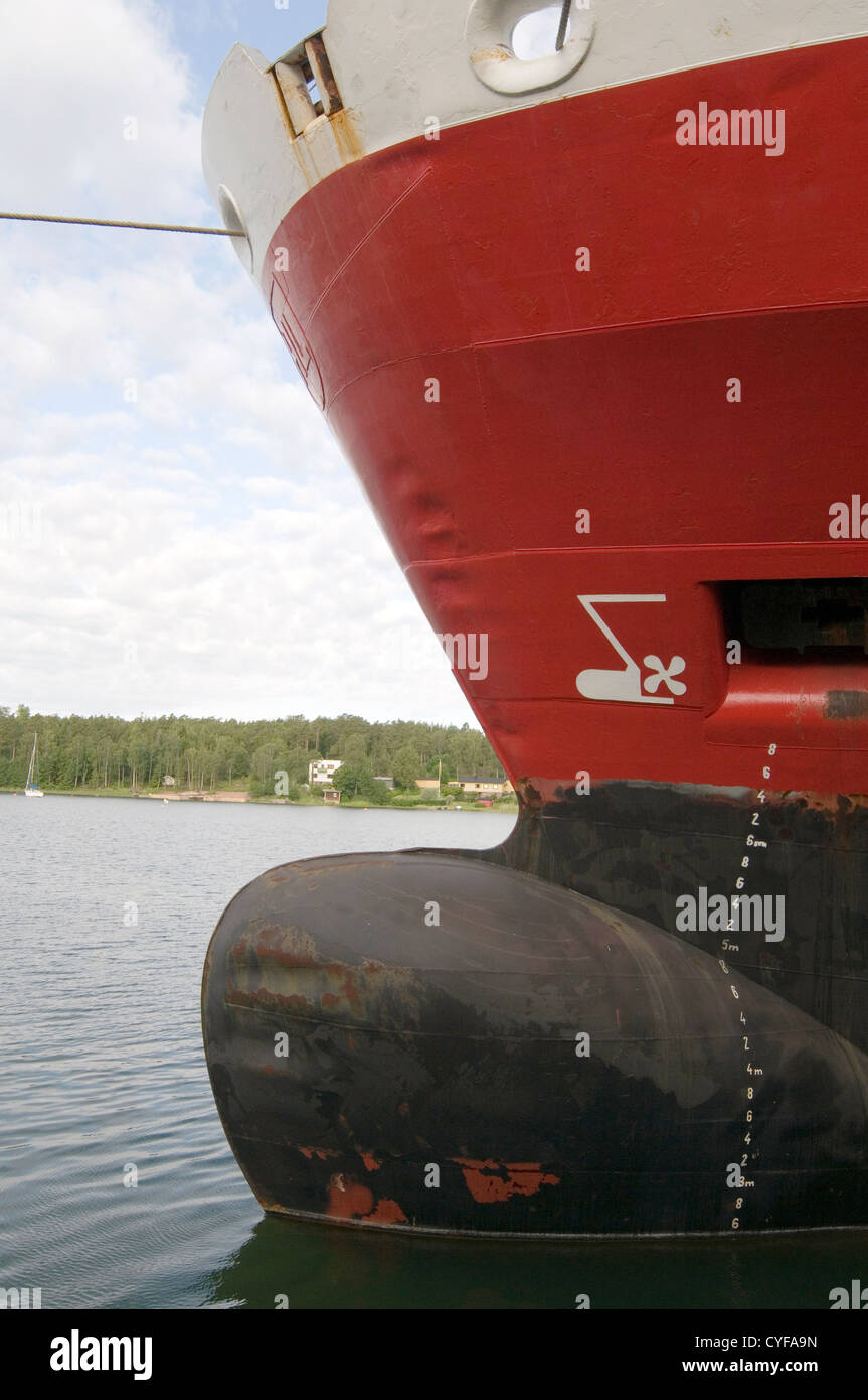Nave Navi rigonfiamento dello scafo linea al galleggiamento di livello di acqua al di sotto di lampadina riducendo la forza di attrito resistenza acqua di migliorare il rendimento del carburante efficie Foto Stock