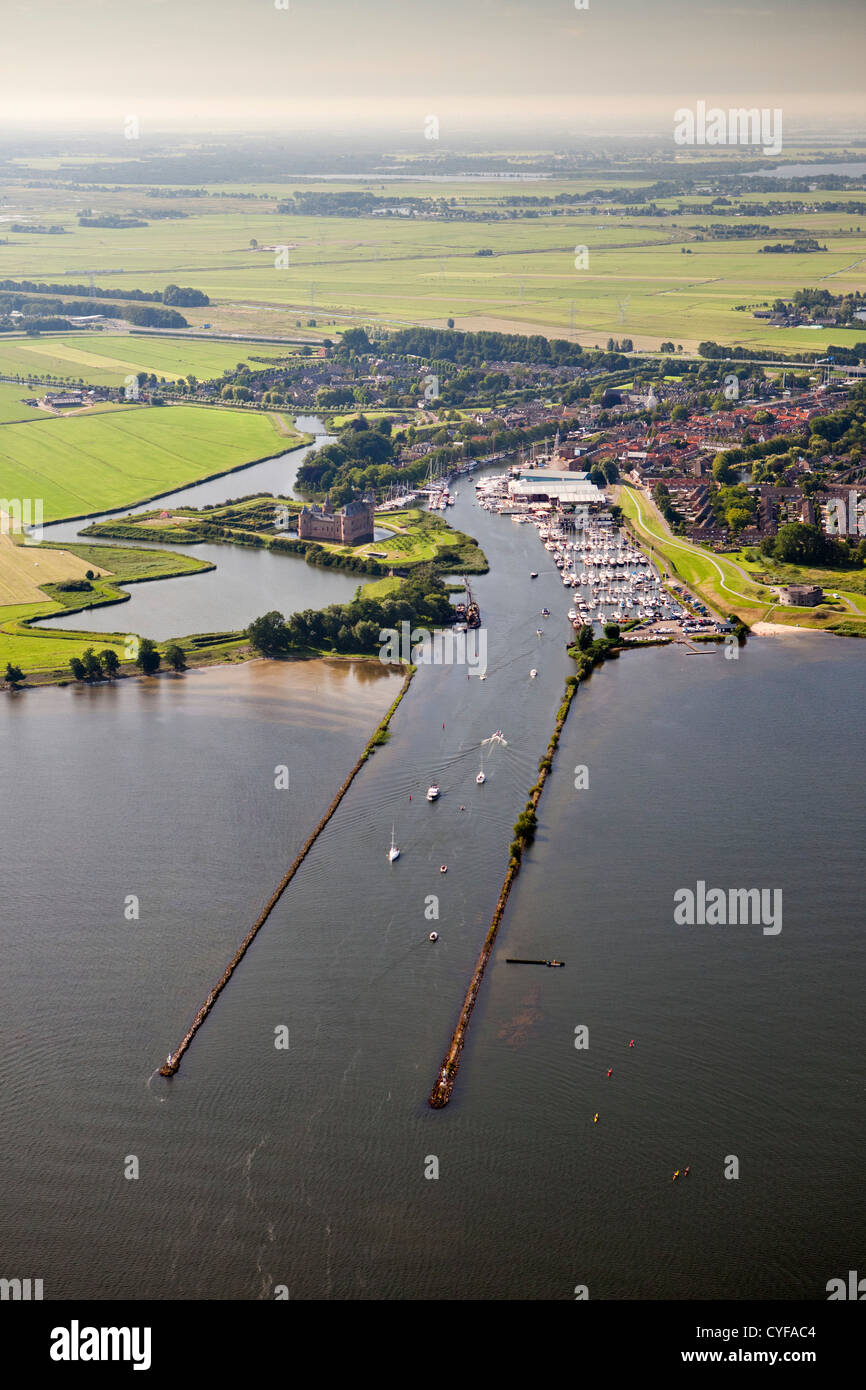 I Paesi Bassi, Muiden. Castello di Muiderslot chiamato. Marina e la foce del fiume Vecht. Antenna. Foto Stock