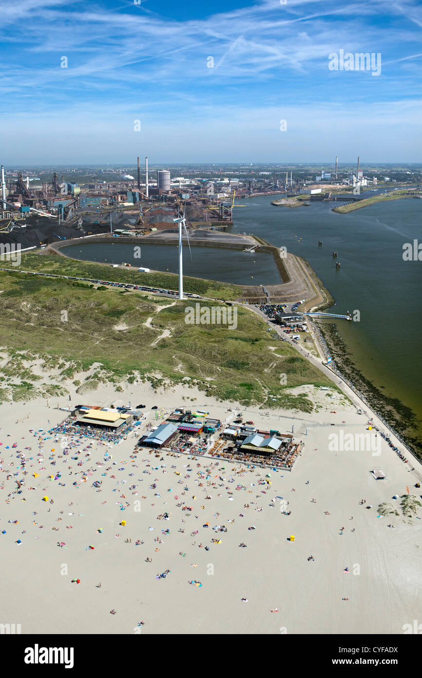 I Paesi Bassi, Wijk aan Zee. La gente sulla spiaggia. Background Tata Steel Company. Antenna. Foto Stock