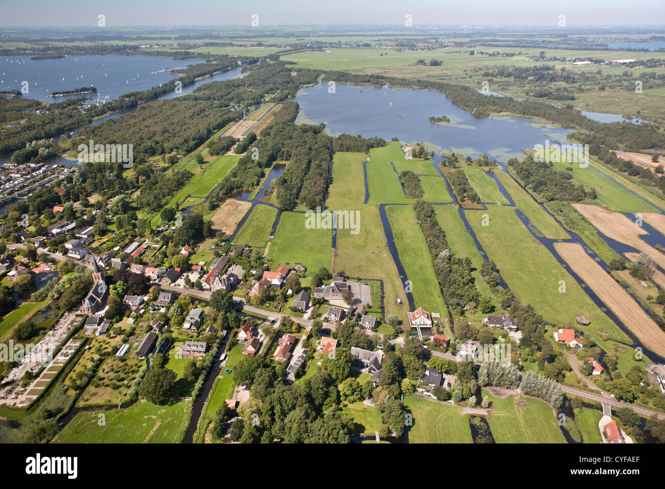 I Paesi Bassi, Kortenhoef. Chiesa e case vicino Loosdrechtse Kortenhoefse e laghi. Antenna. Foto Stock
