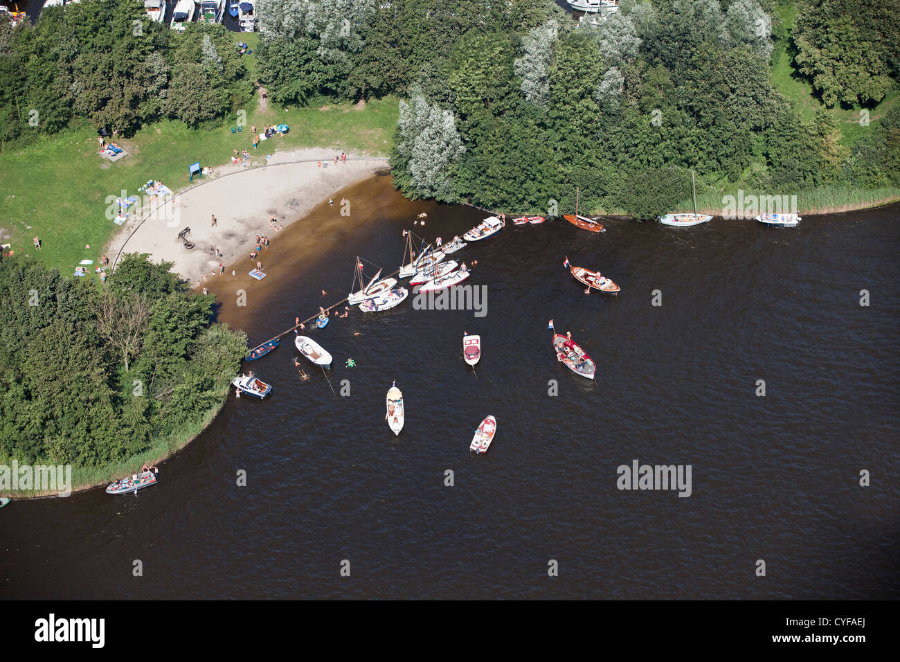 I Paesi Bassi, Loosdrecht, barche a vela e barche a motore ancorato vicino a isola in Loosdrecht laghi. Antenna. Foto Stock