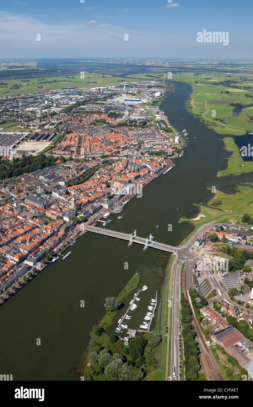 I Paesi Bassi, Kampen, vista sul centro città e il Fiume Ijssel. Antenna. Foto Stock