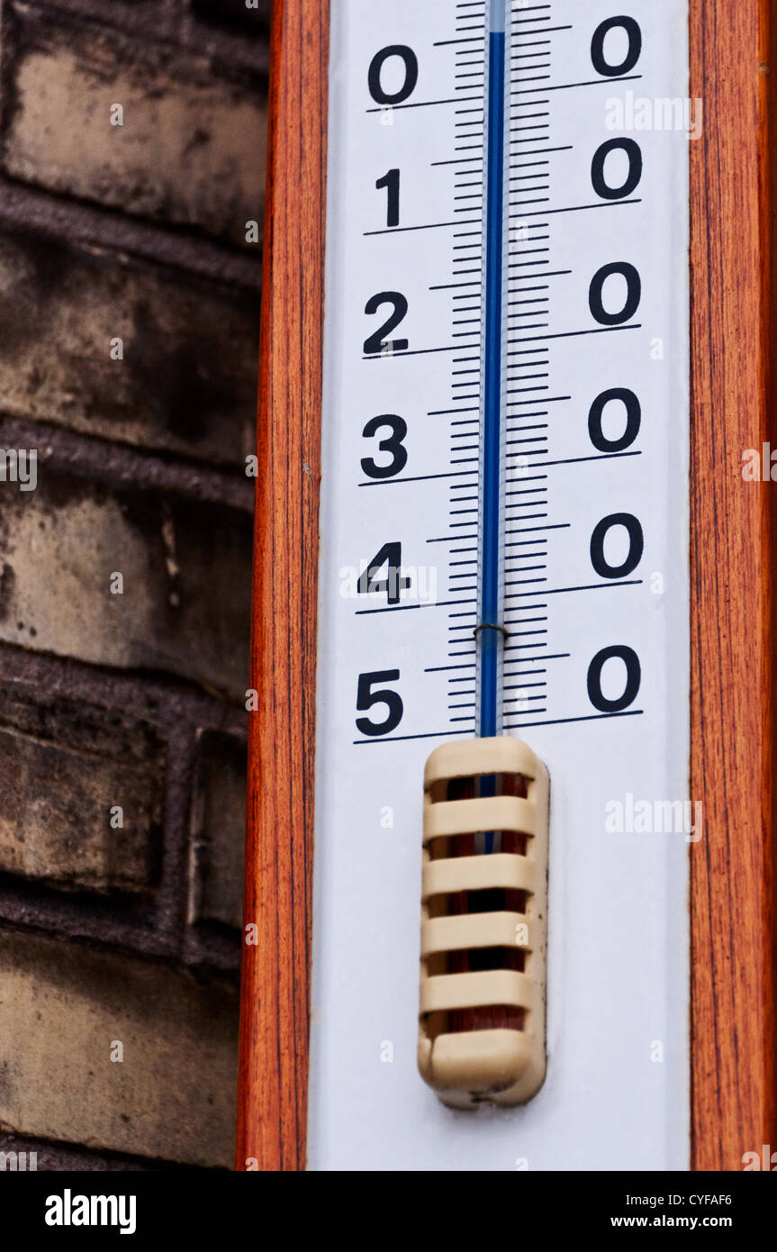 Termometro da esterno closeup sul muro di mattoni Foto stock - Alamy