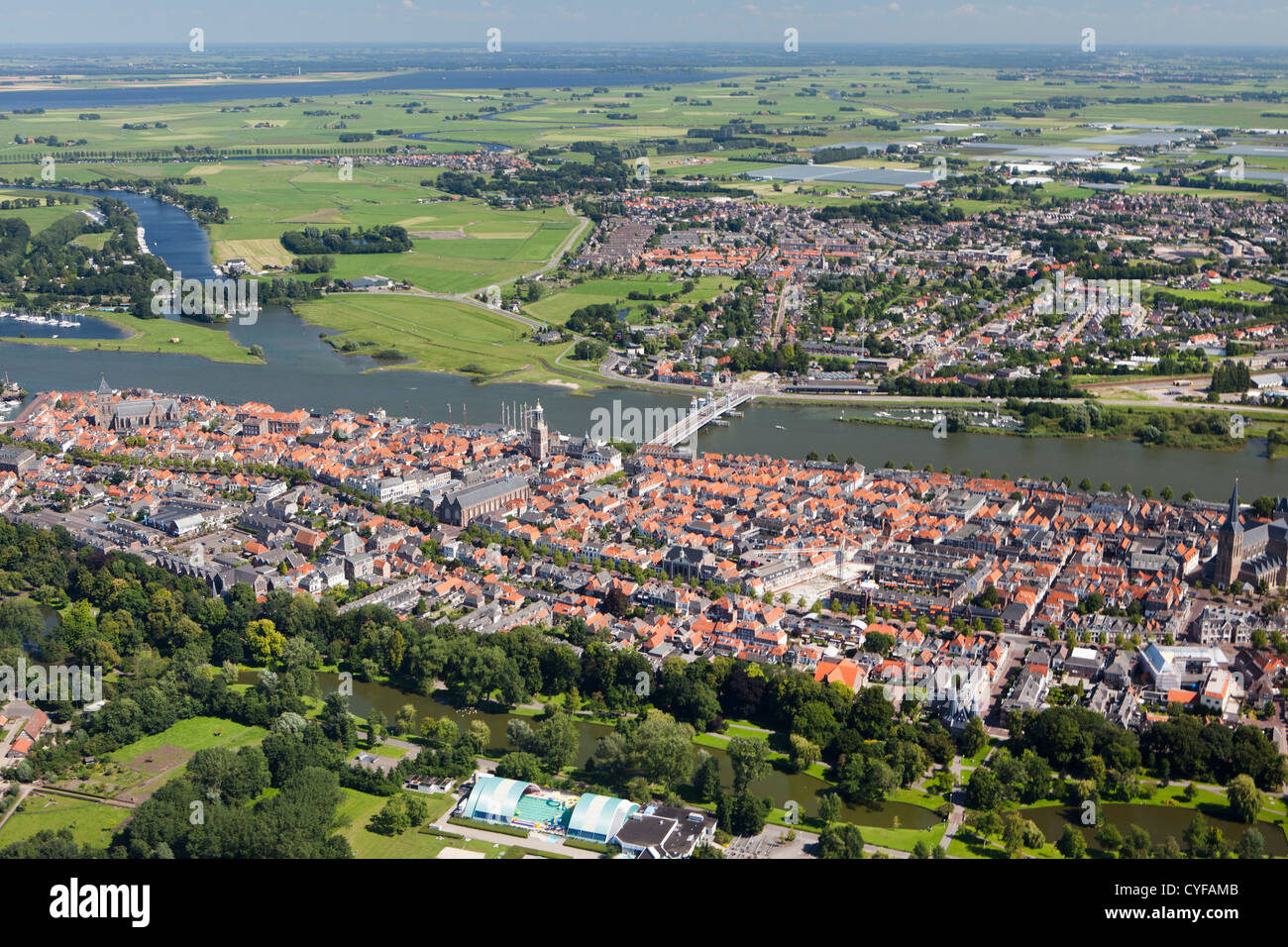 I Paesi Bassi, Kampen, vista sul centro città e il Fiume Ijssel. Antenna. Foto Stock