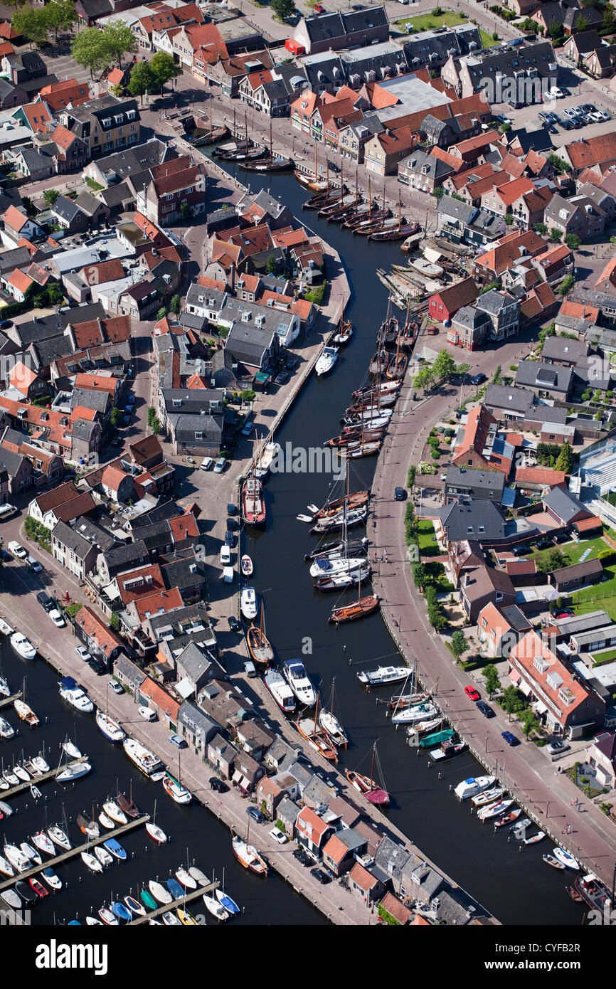 I Paesi Bassi, Bunschoten-Spakenburg, vista sul centro del villaggio ed un porto. Antenna. Foto Stock