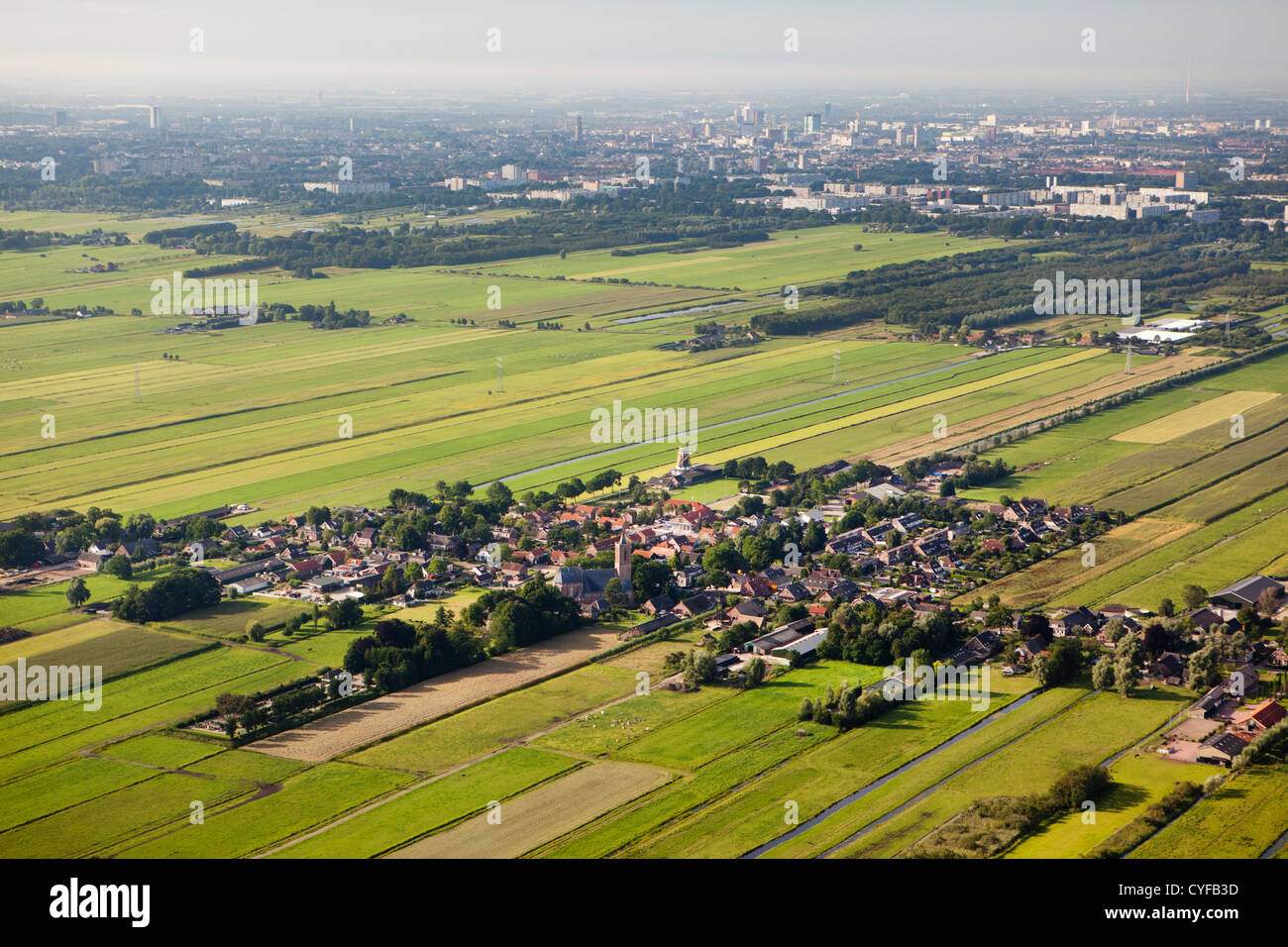 I Paesi Bassi, il villaggio di Westbroek, sullo sfondo della città di Utrecht. Antenna. Foto Stock
