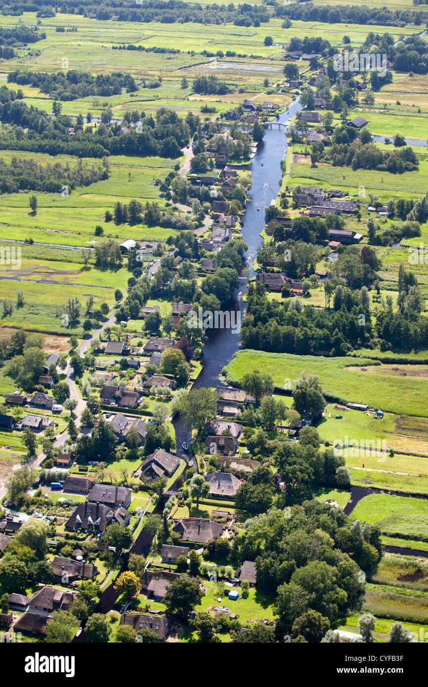 I Paesi Bassi, Giethoorn, villaggio con molti canali e laghi a causa lo scavo di torba. La maggior parte dei trasporti è da corsi d'acqua. Antenna. Foto Stock