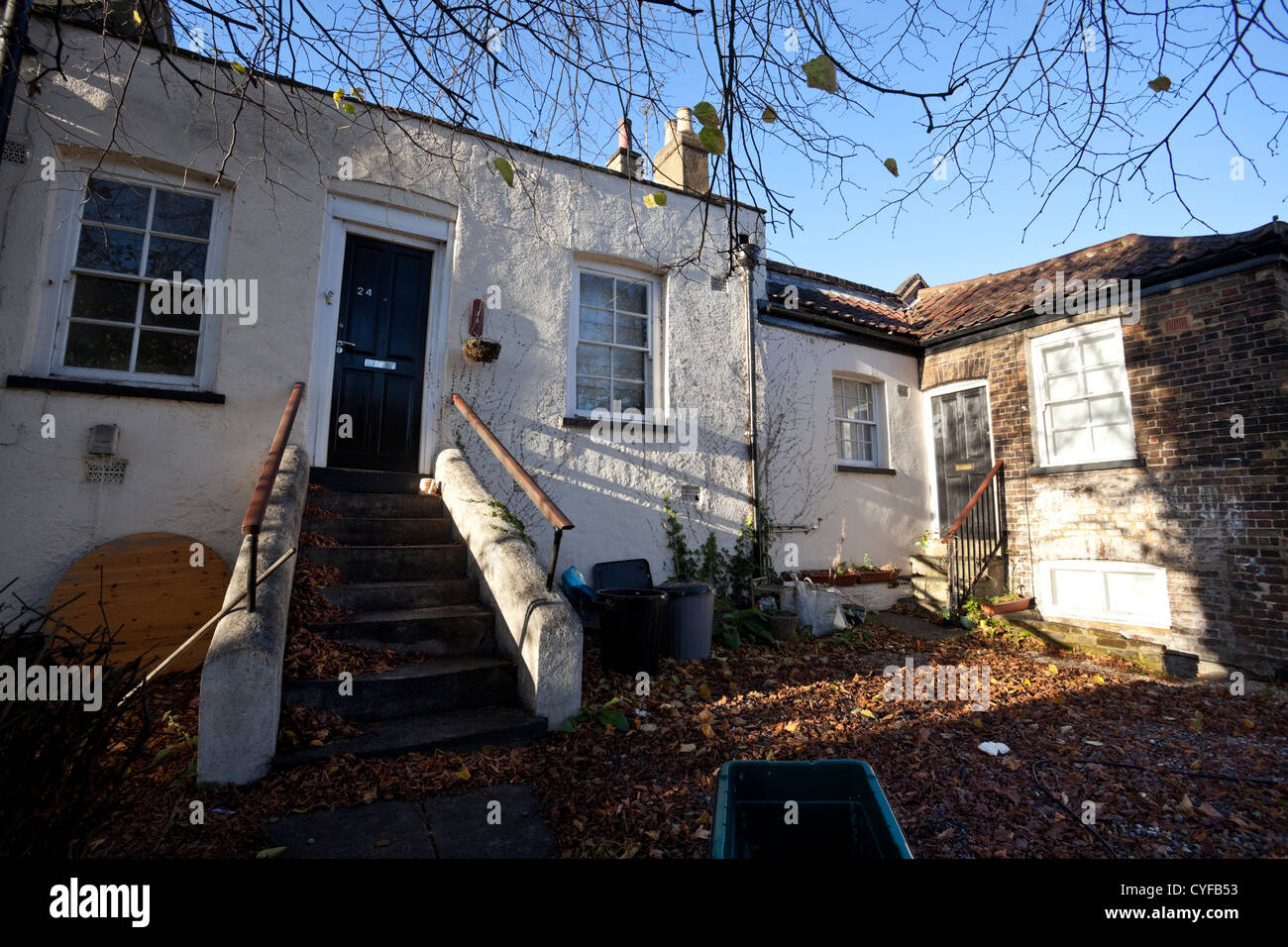 Una casa trascurata a S Grove, Highgate, Londra, Inghilterra, Regno Unito. Foto Stock