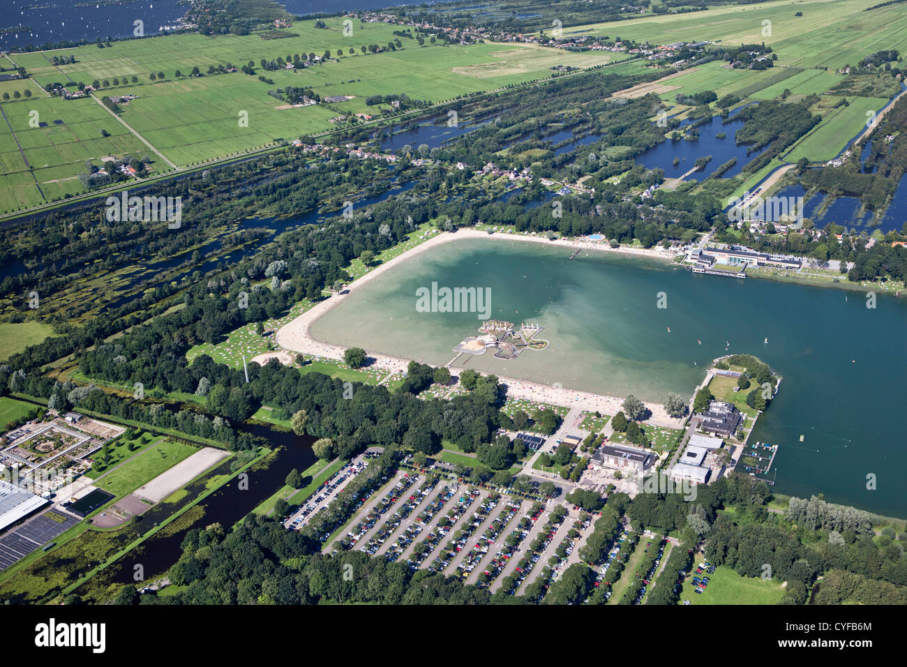 I Paesi Bassi, Maarssen. Lago artificiale chiamato Maarsseveense Plassen. Ricreazione e sport acquatici. Antenna. Foto Stock