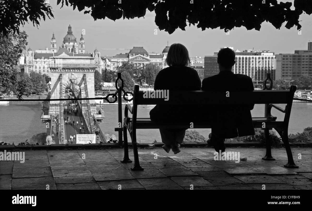 Budapest - coppia sulla città - Il Ponte delle Catene e st. Chiesa di Santo Stefano in background Foto Stock
