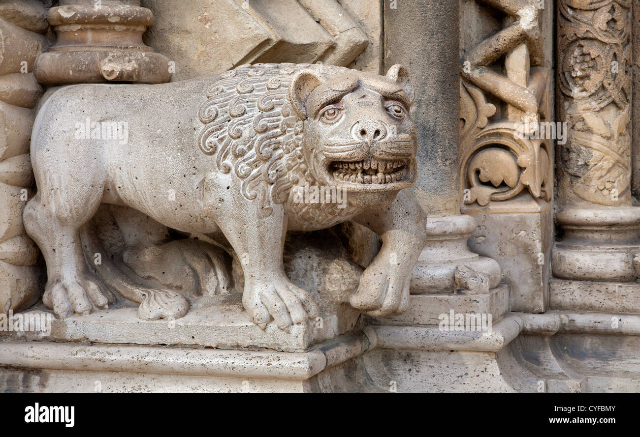 BUDAPEST - 22 settembre: Dettaglio di Lion dal portale ovest della chiesa gotica di Jak nei pressi del Castello di Vajdahunyad Foto Stock