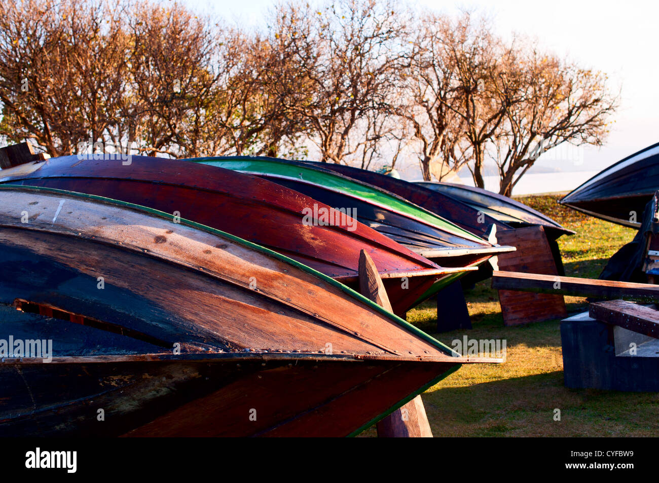 Fondi di essiccazione di barche di legno durante il restauro Foto Stock