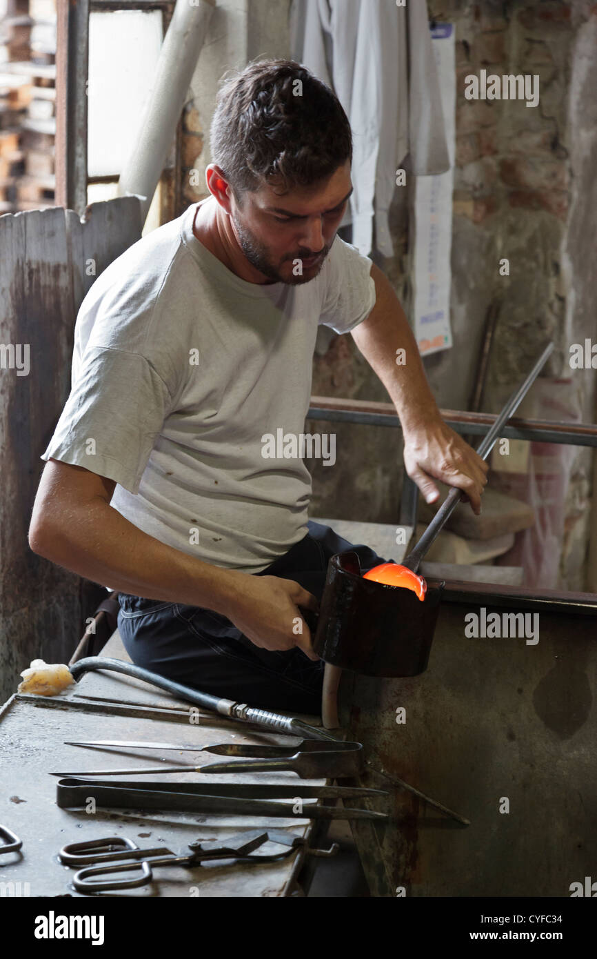 Fabbrica di vetro di Murano lavoratore facendo un pezzo della famosa vetreria di Murano Foto Stock