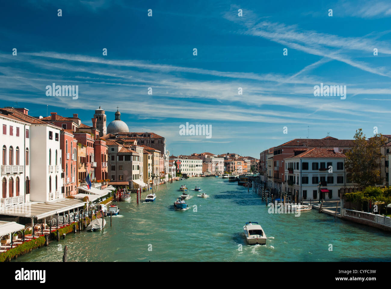Grand Channel vicino al Ponte di Rialto a Venezia Foto Stock