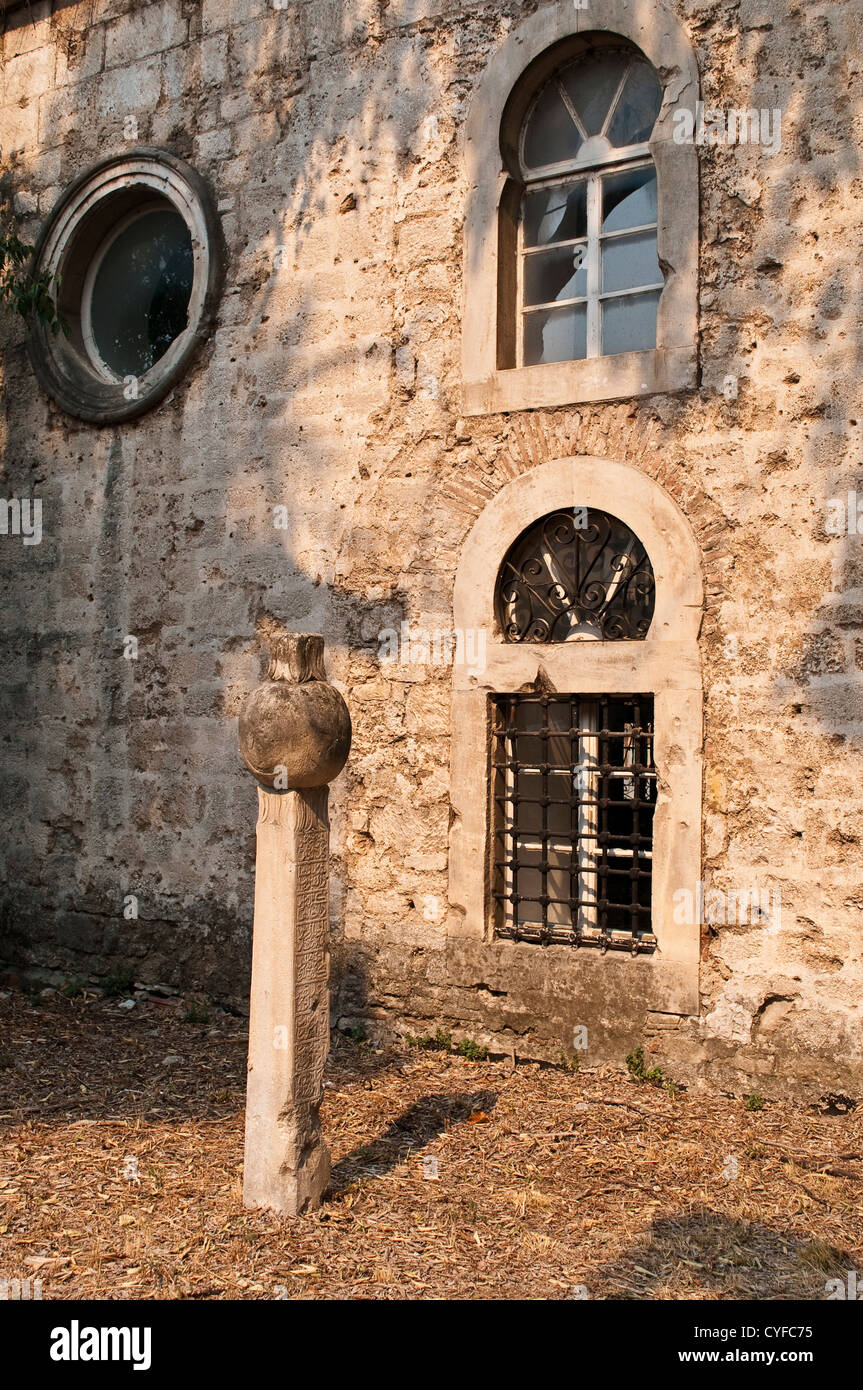 Vecchia Moschea con una lapide, Mostar Bosnia ed Erzegovina Foto Stock