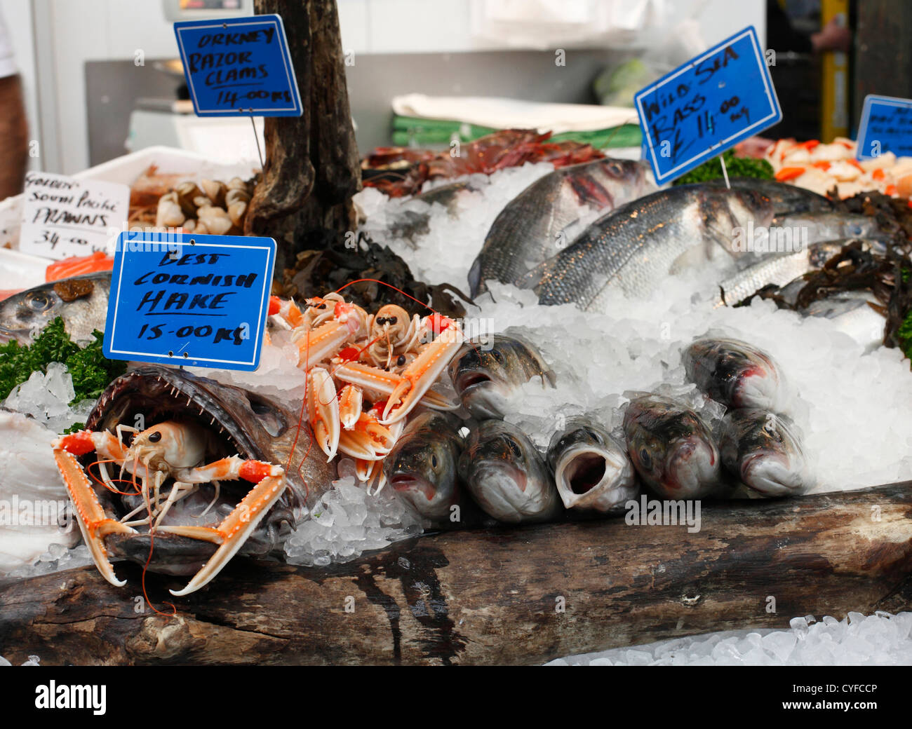 Pesce su una bancarella al mercato di Borough, London, England, Regno Unito Foto Stock