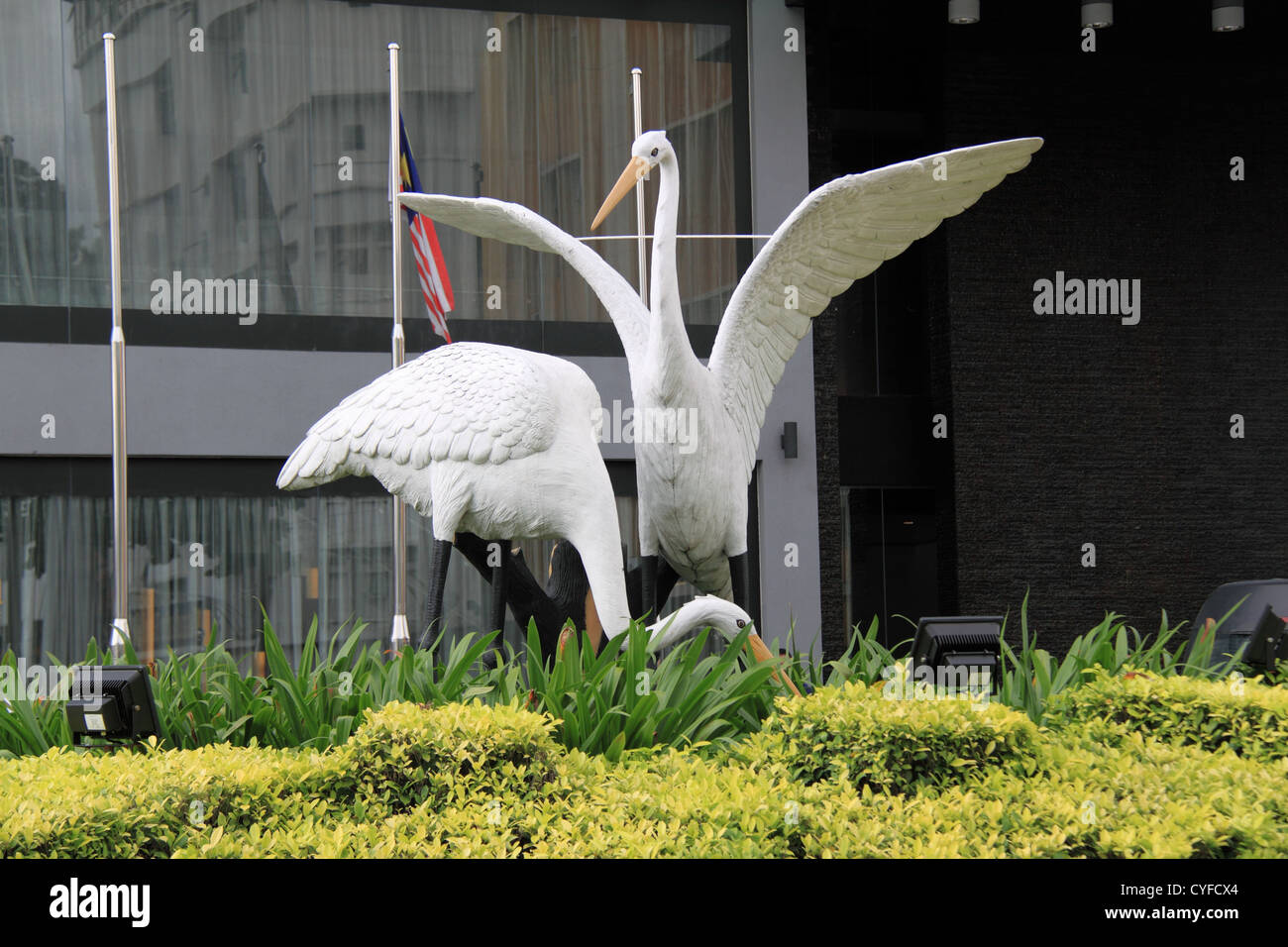 Est della grande scultura Garzetta fuori Horizon Hotel, Julan Pantai, Kota Kinabalu, Sabah Borneo, Malaysia, sud-est asiatico Foto Stock