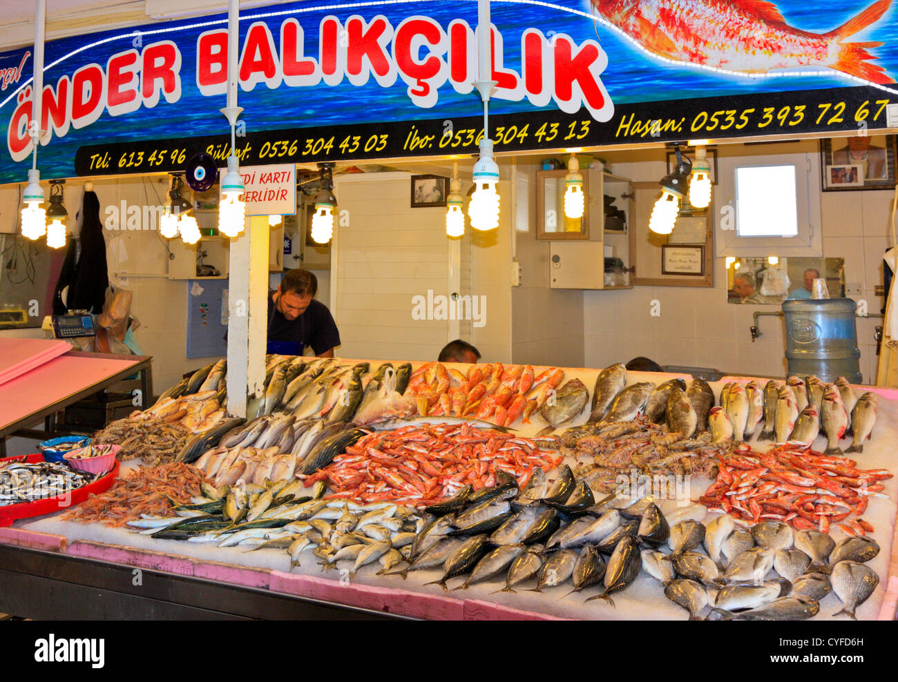 Fish Monger nel suo stallo in Kusadasi, Turchia Foto Stock