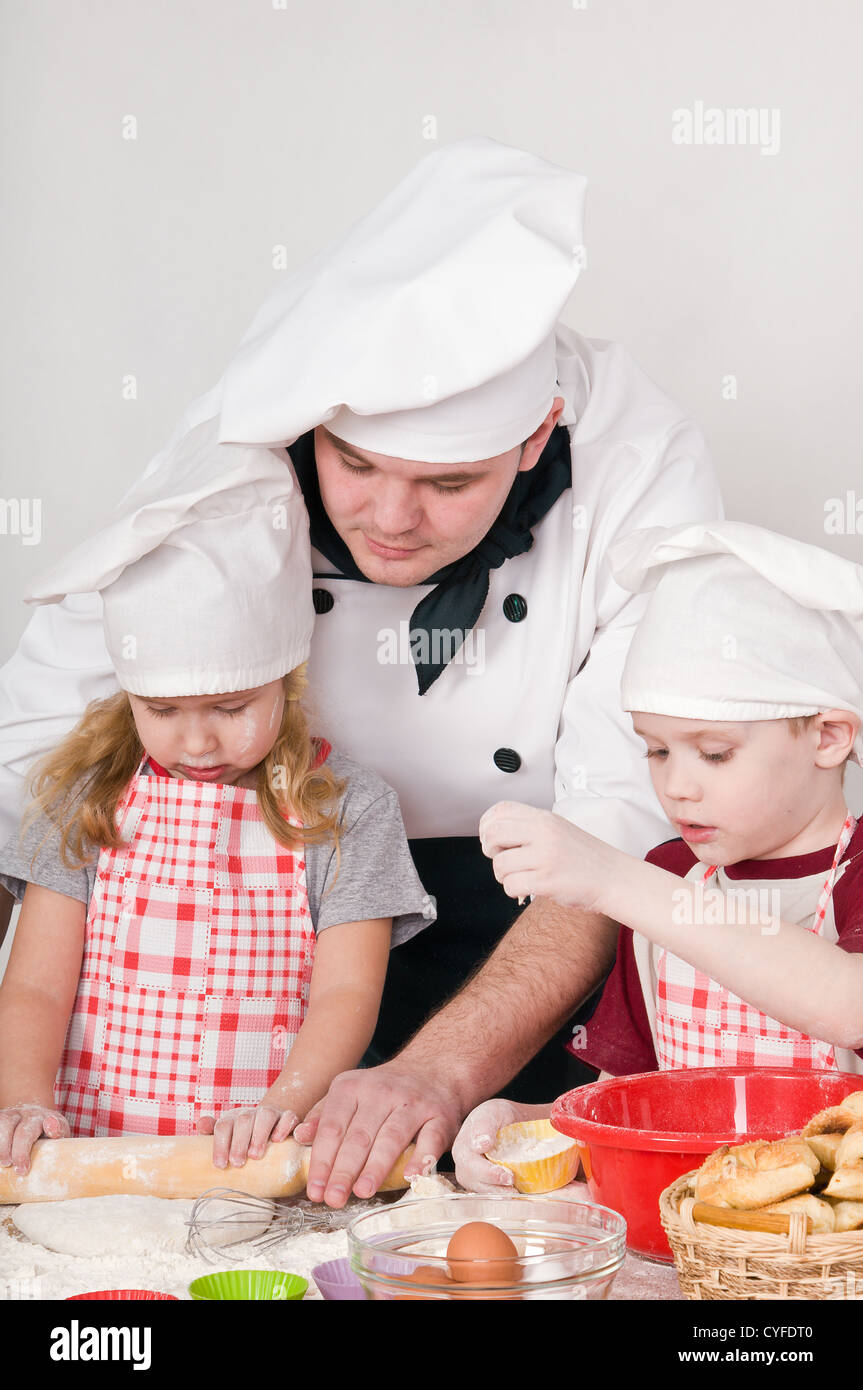 Lo chef insegna a bambini e ragazzi per cucinare Foto Stock